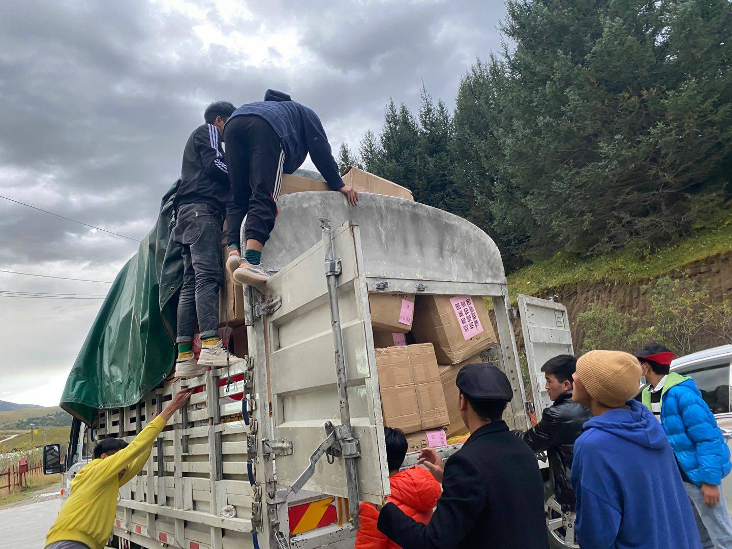 长沙岳浩汽车配件配送有限公司公益回顾丨家国同欢月同圆 温暖满载甘孜州(图5)
