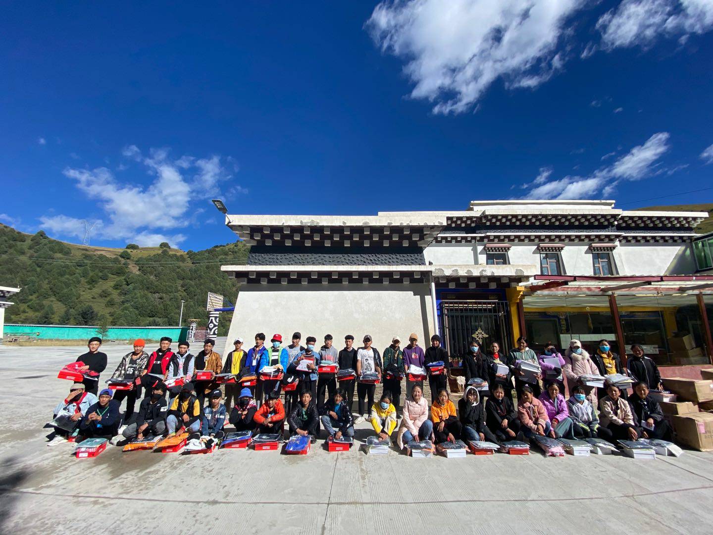 长沙岳浩汽车配件配送有限公司公益回顾丨家国同欢月同圆 温暖满载甘孜州(图8)